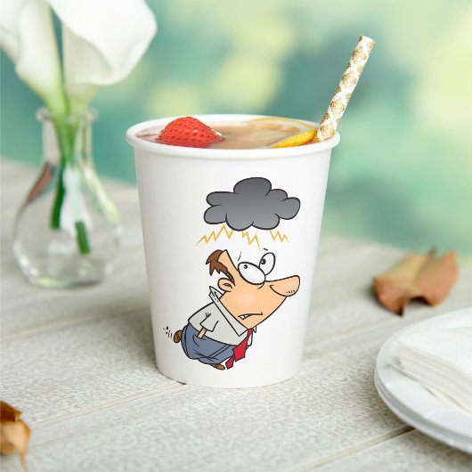Man onder een cloud papieren bekers
