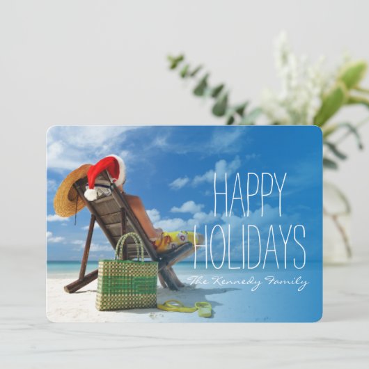 Man ontspannen op het strand in Santa's pet Feestdagenkaart (Staand voorkant)