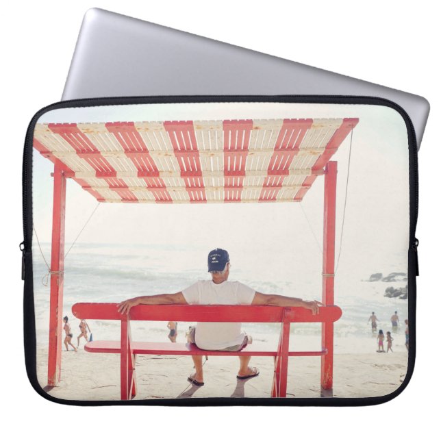 Man op een bank bij het strand laptop sleeve (Voorkant)