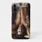 Man op een Bearskin vloerkleed Case-Mate iPhone Case (Achterkant)