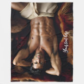 Man op een Bearskin vloerkleed Fleece Deken (Voorkant)