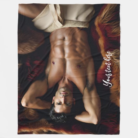 Man op een Bearskin vloerkleed Fleece Deken (Voorkant)