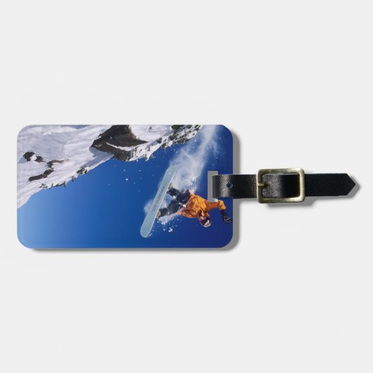 Man op een snowboard die van een kraanhuis springt bagagelabel (Voorkant horizontaal)