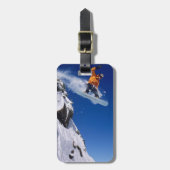 Man op een snowboard die van een kraanhuis springt bagagelabel (Voorkant verticaal)