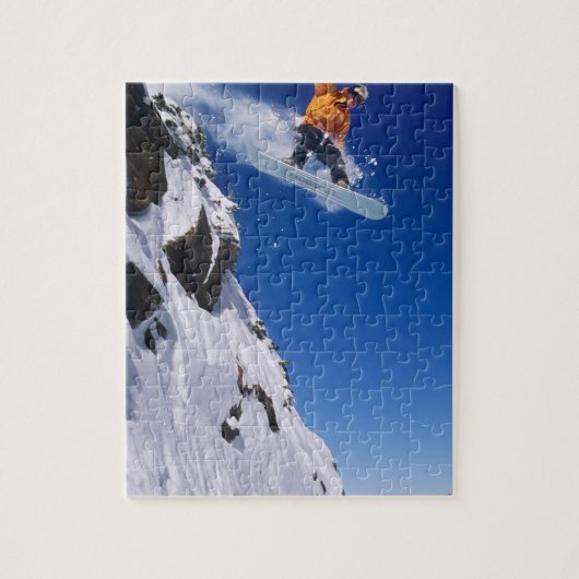 Man op een snowboard die van een kraanhuis springt legpuzzel (Verticaal)