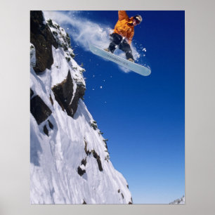 Man op een snowboard die van een richel springt bi poster