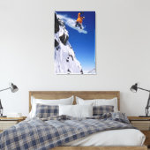 Man op een snowboard springend van een richel bij canvas afdruk (Insitu (Slaapkamer))