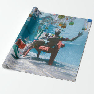 Man op een stoel onderwater met drijvende bodem cadeaupapier