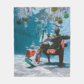 Man op een stoel onderwater met drijvende bodem fleece deken (Voorkant)