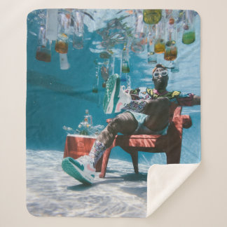 Man op een stoel onderwater met drijvende bodem sherpa deken