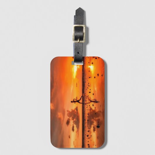 Man op strand bij zonsondergang bagagelabel (Voorkant (verticaal))