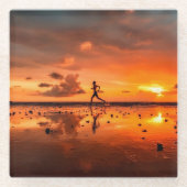 Man op strand bij zonsondergang glazen onderzetter (Voorkant)