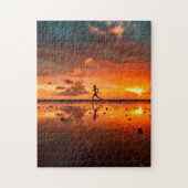 Man op strand bij zonsondergang legpuzzel (Verticaal)