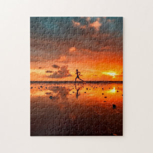 Man op strand bij zonsondergang legpuzzel
