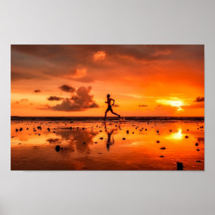 Man op strand bij zonsondergang poster
