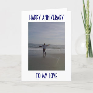 MAN OP STRAND VERKLAART ZIJN LIEFDE OP HUN TROUWDA KAART