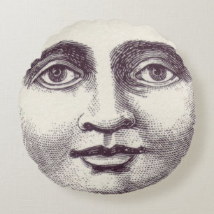 man op volle maan rond kussen