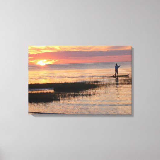 Man op waterbord bij zonsondergang op Cape Cod Canvas Afdruk (Voorkant)