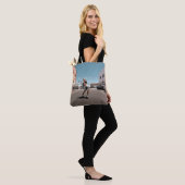 Man playing skateboard tote bag (Op model)