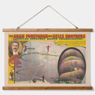 Man presteert op hangende kabel en spiraalvormige  hangend wandkleed