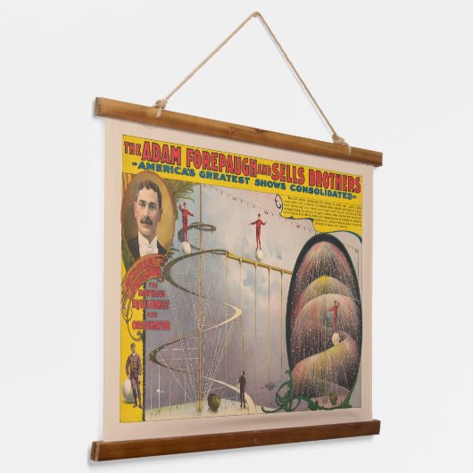 Man presteert op hangende kabel en spiraalvormige  hangend wandkleed (Gebogen)