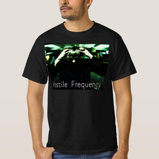 Man pulling his hair with hostile frequency below t-shirt (Voorkant)