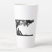 "Man reflecterend onder een boom in kalme silhouet Latte Mok (Voorkant)