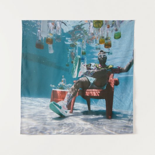 Man sitting on chair underwater with floating bott wandkleed (Voorkant)