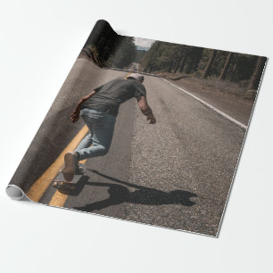 Man speelt 's ochtends skateboard op de weg cadeaupapier
