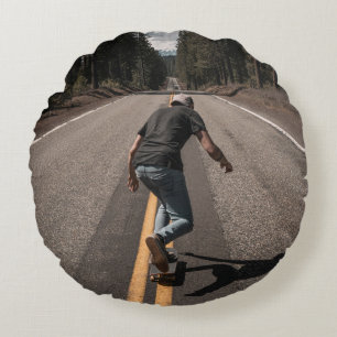 Man speelt 's ochtends skateboard op de weg rond kussen