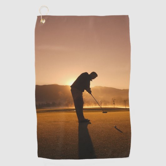 Man spelen Golf bij zonsondergang Golfhanddoeken Golfhanddoek (Voorkant)