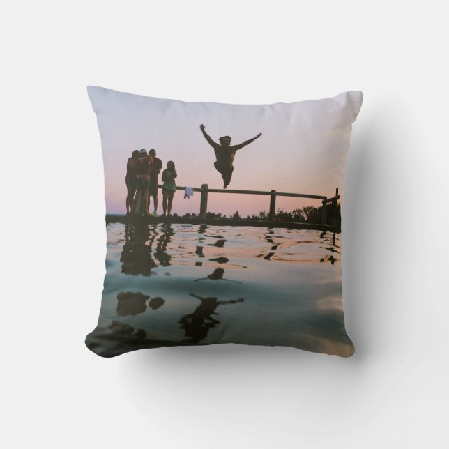 Man springt in de lucht in het waterlichaam kussen (Voorkant)