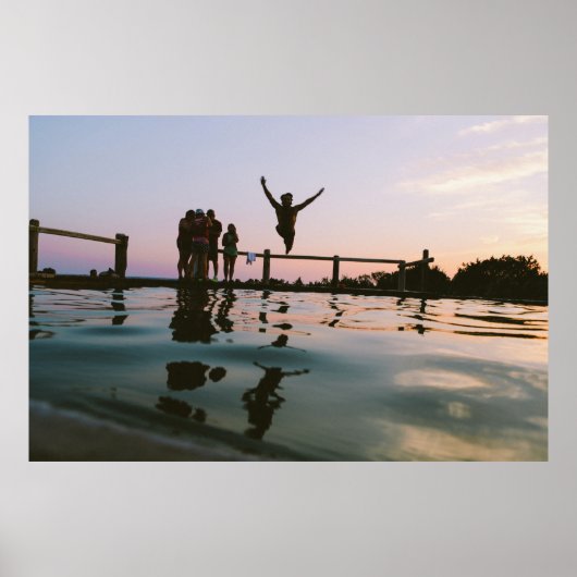 Man springt in de lucht in het waterlichaam poster (Voorkant)