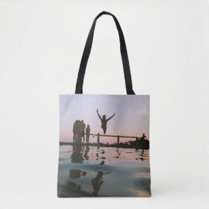 Man springt in de lucht in het waterlichaam tote bag