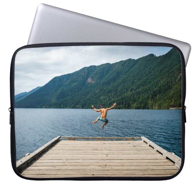 Man springt nabij zee laptop sleeve (Voorkant)