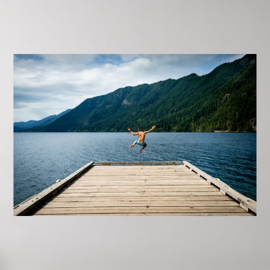 Man springt nabij zee poster (Voorkant)