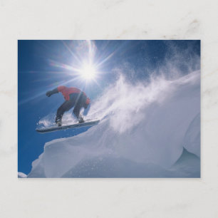 Man springt van een grote cornince af op een snowb briefkaart