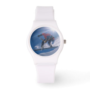 Man springt van een grote cornince af op een snowb horloge