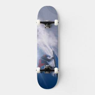 Man springt van een grote cornince af op een snowb skateboard