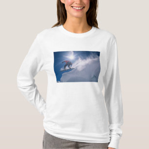 Man springt van een grote cornince af op een snowb t-shirt