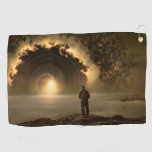 Man staande op een heuvel kijken naar een grote golfhanddoek