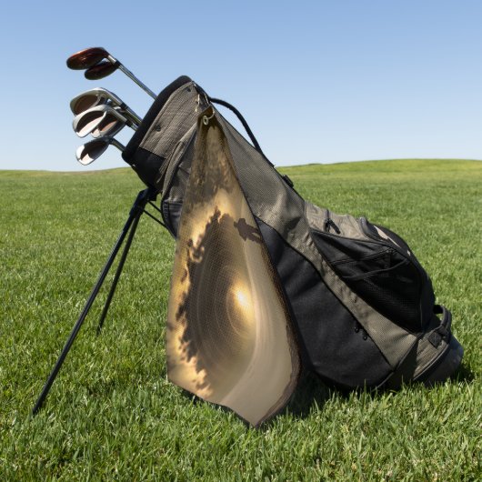 Man staande op een heuvel kijken naar een grote golfhanddoek (Groen)