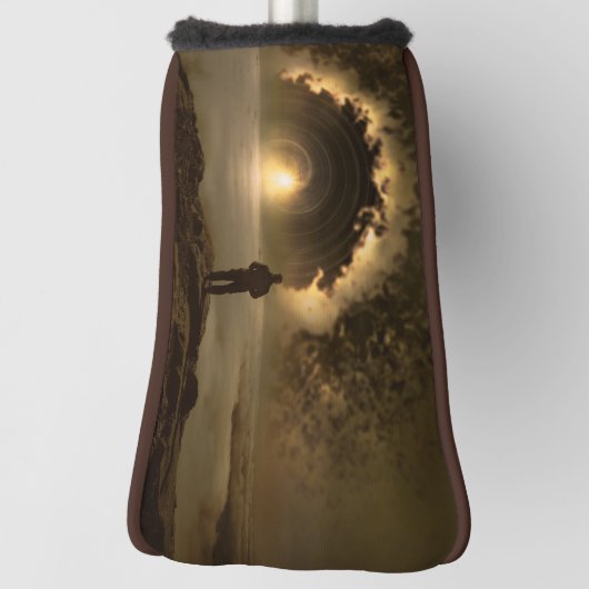 Man staande op een heuvel kijken naar een grote golfheadcover (Draai 90)