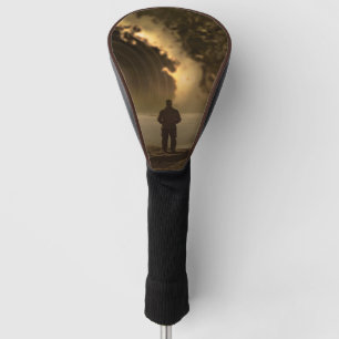 Man staande op een heuvel kijken naar een grote golfheadcover