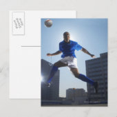 Man stuitt voetbal op zijn hoofd briefkaart (Voorkant / Achterkant)