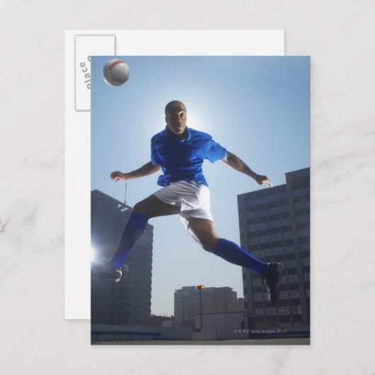 Man stuitt voetbal op zijn hoofd briefkaart (Voorkant / Achterkant)