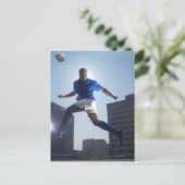 Man stuitt voetbal op zijn hoofd briefkaart (Staand voorkant)