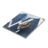 Man tekent aandelenkoers touchscreen concept tegeltje (Zijkant)