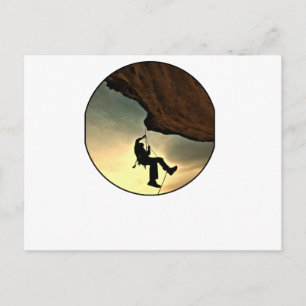 Man van bergbeklimmen bij zonsondergang briefkaart
