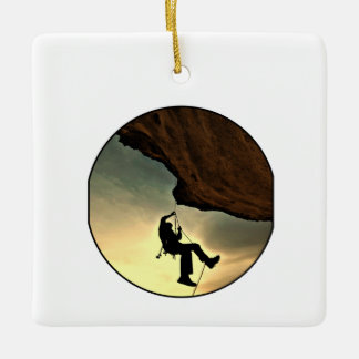 Man van bergbeklimmen bij zonsondergang keramisch ornament